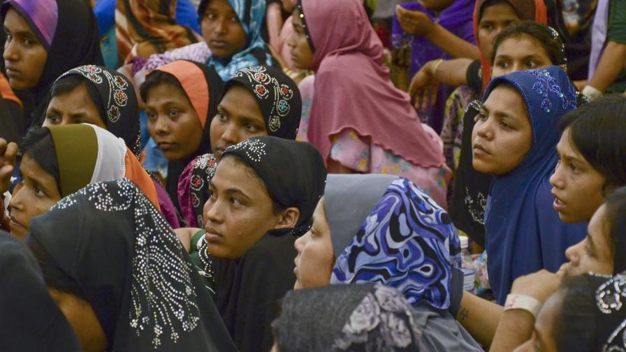 Хиляди бежанци са блокирани в претъпкани лодки край Индонезия
