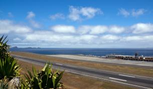 Как се каца на едно от най-опасните летища (видео)