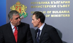 Социалният министър Ивайло Калфин и председателят на КРИБ Кирил Домусчиев
