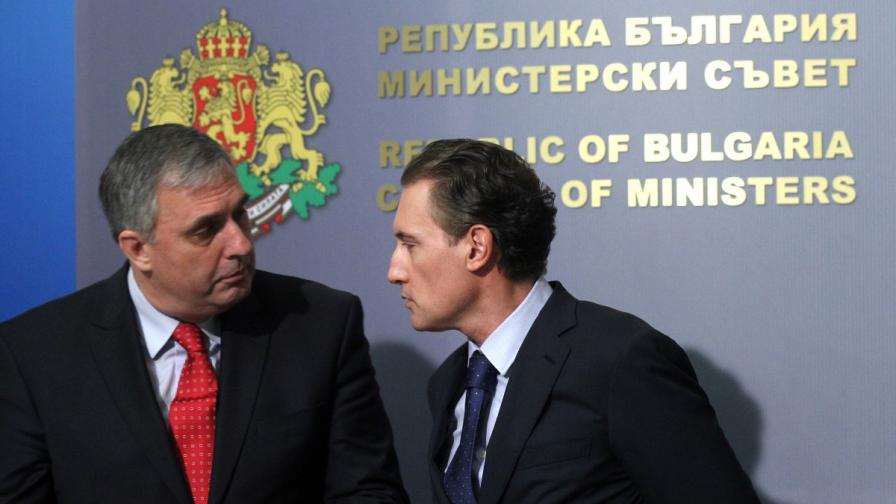 Социалният министър Ивайло Калфин и председателят на КРИБ Кирил Домусчиев