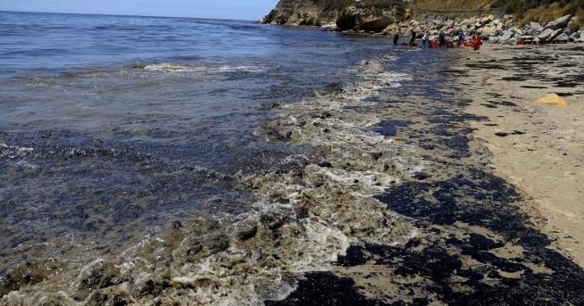Екипите за бързо реагиране не можаха да предотвратят петролен разлив