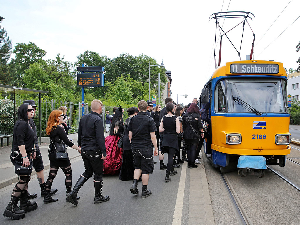 Посетители на "Wave-Gotik-Treffen" (WGT) се качват на трамвай в Лайпциг, Германия. Организаторите очакват около 20 000 посетители през уикенда