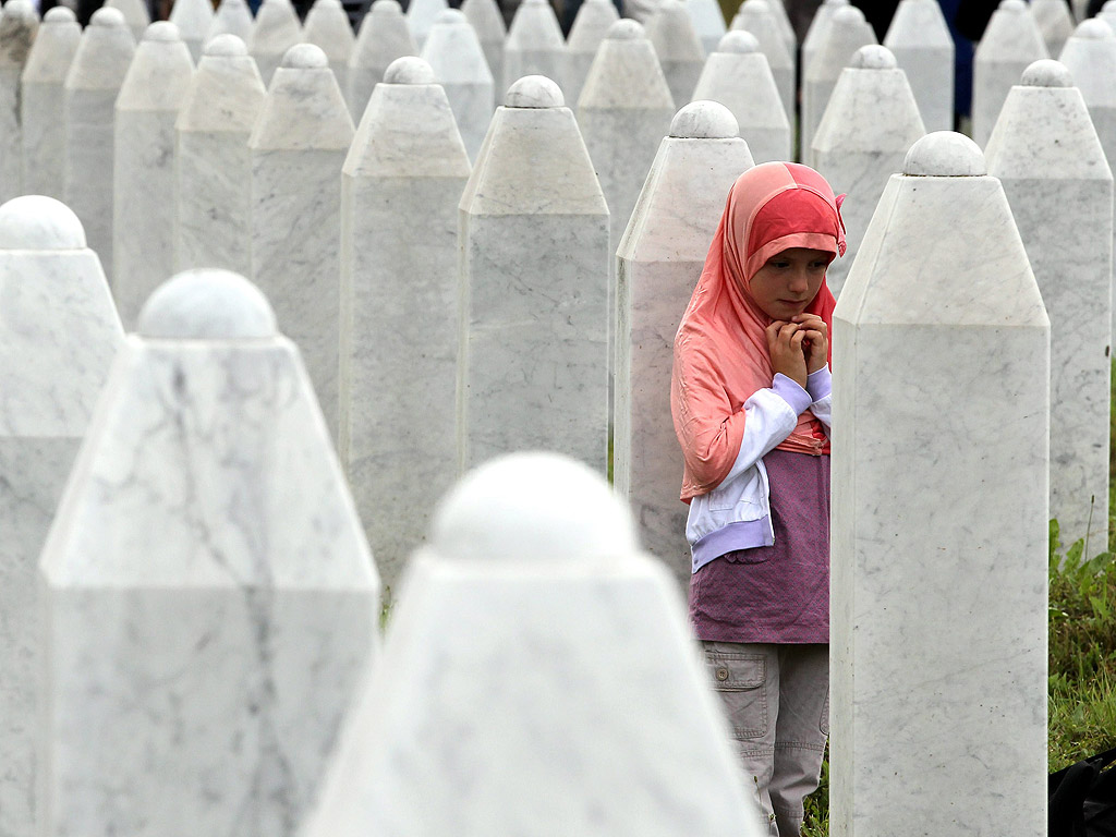 Сребреница е бива обявена за "безопасна зона" от ООН през април 1993 г., статут загубен през 1995 г. Клането и масовото експулсиране на жени, деца и възрастни босненци е част от тоа, което по-късно ООН описва като операция за "етническо прочистване".