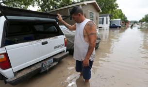 Пет жертви и 12 изчезнали след наводненията в Тексас