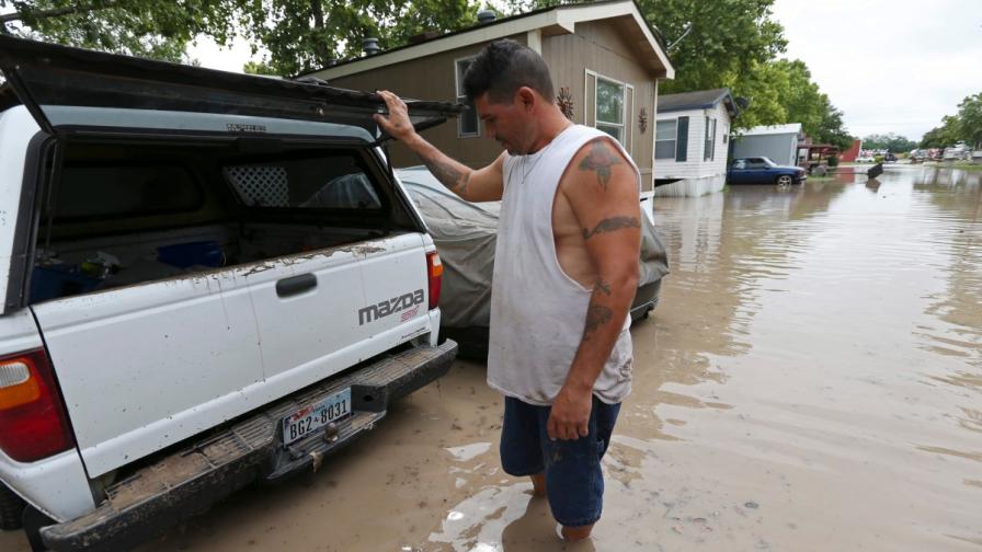 Пет жертви и 12 изчезнали след наводненията в Тексас