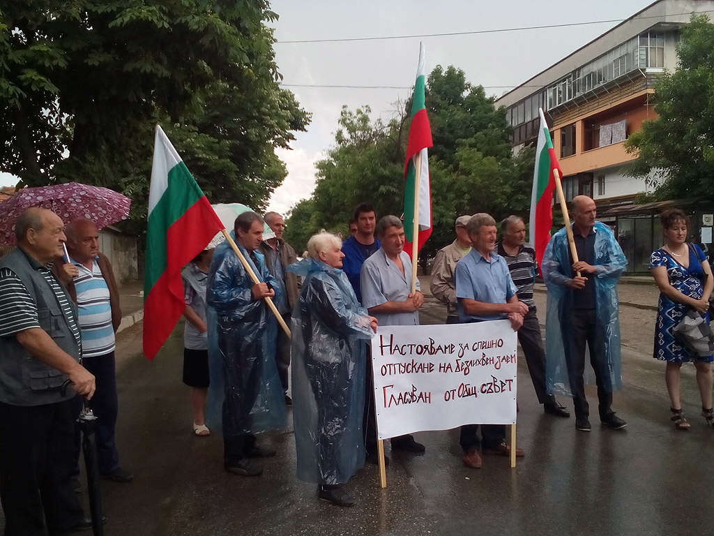 Точно в 12 часа 20-ина души блокираха подбалканския път пред общината на Сопот с настояване за спешно отпускане на безлихвения заем, гласуван от Общинския съвет.
