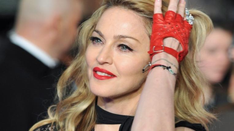 Мадона по време на лондонската премиера състояла се в началото