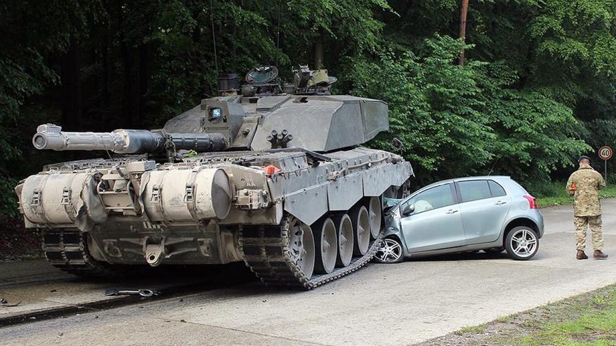 Начинаеща шофьорка оцеля при удар с танк в Германия
