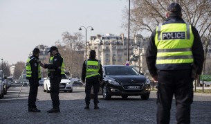 Франция издирва мигрант, готвел атака