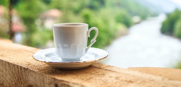 За да бъде кафето ви без утайка, добавете една чаена лъжичка студена вода в джезве с прясно сварено кафе и изчакайте половин минута. Кафените частици ще се утаят на дъното и напитката ви няма да има нужда от филтриране през цедка.