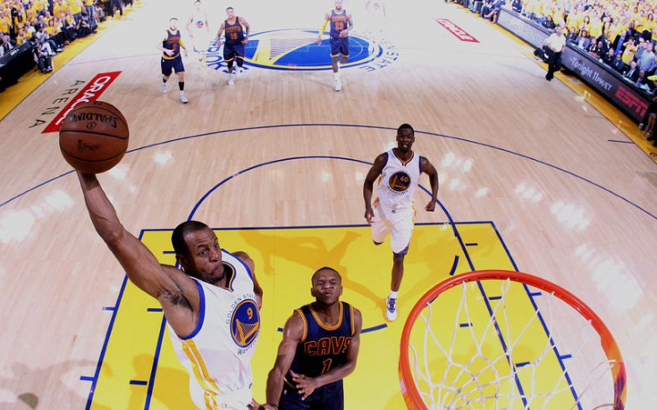ВИДЕО: Голдън Стейт удържа ЛеБрон за успешен старт на Финалите