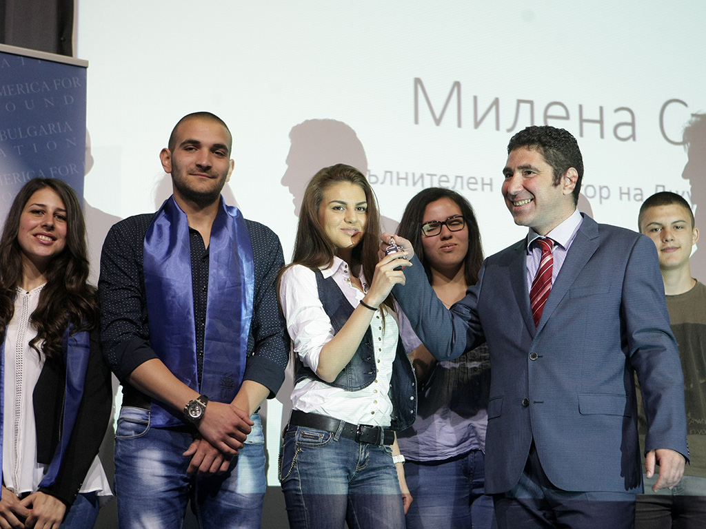 Най-големият младежки бизнес форум – „Изгряващи звезди“, организиран от ДАБ се проведе в Интер Експо Център София. Над 400 ученици и студенти от цяла България, представиха своите идеи за продукти и услуги, разработени през 2014/2015 г. в програмите Учебна компания (ученици) и Startup program (студенти).