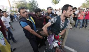 Двама загинали и над 100 ранени при взривове на митинг в Турция