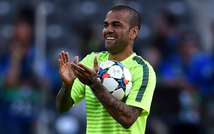 ВИДЕО: Нестандартният начин на Алвеш да слезе по ексалатора на стадиона в Берлин