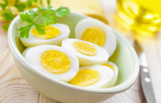Предпазват зрението и очите
Яйцата съдържат лутеин и зеаксантин, които подобряват зрението ви и предпазват очите от слънчевата светлина. ако ядете яйца редовно, шансовете да развиете очно заболяване пада с 50%.