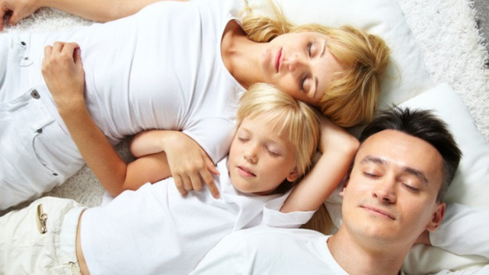 За и против спането на детето заедно с родителите
