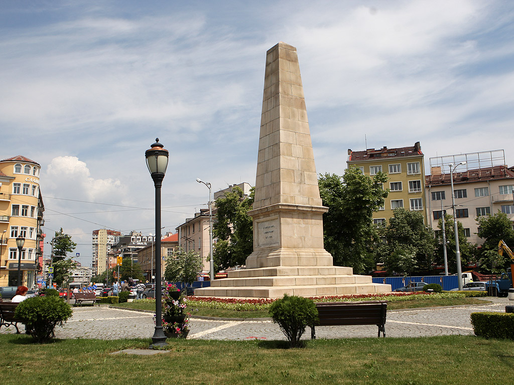 На днешния 10 юни започва реконструкцията на кръговото кръстовище на площад „Руски паметник“. Ремонтните дейности ще продължат до края на август.