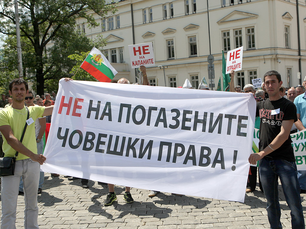 Хиляди ловци от цялата страна блокираха за кратко центъра на София с протестно шествие и митинг, който продължи на площад „Св. Александър Невски“.