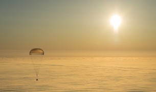 Трима космонавти от МКС се приземиха в Казахстан