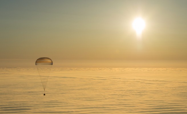 Трима космонавти от МКС се приземиха успешно в Казахстан