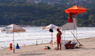 Данъчни под прикритие ловят нарушители на плажа