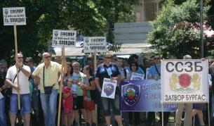 Протестиращите униформени поискаха оставки