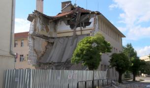 Срути се голяма част от сграда на училище в Казанлък