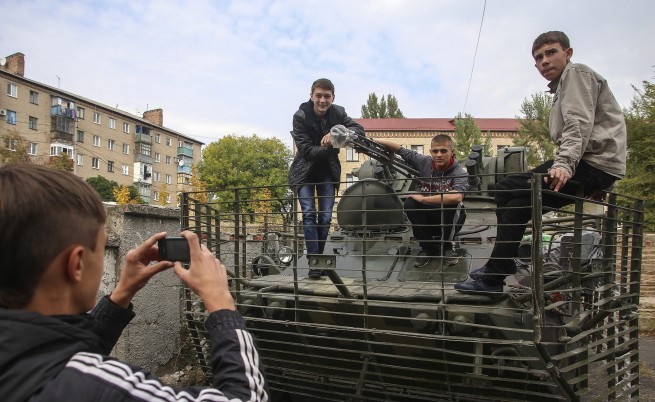 Младежи в сепаратистките региони на Украйна изучават основите на войната