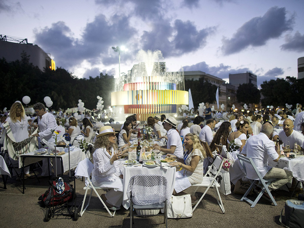 Хора, облечени в бяло участват в "Тел Авив Вечеря в Бяло" на площад Dizengoff в Тел Авив, Израел, по време на откриването на събитията Тел Авив White Night Festival