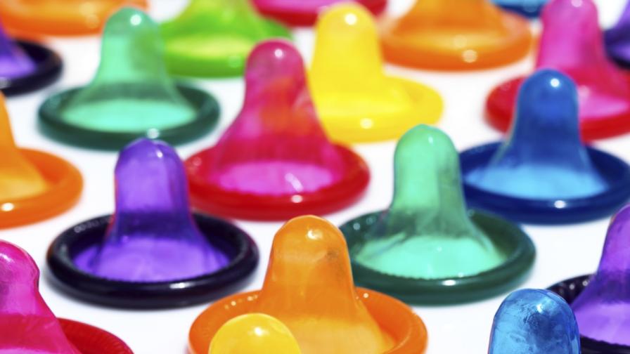 Дизайнерка направи облекла от кондоми (СНИМКА)