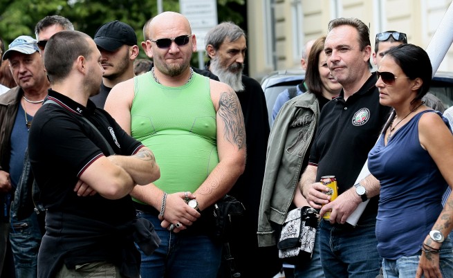 Протестиращ срещу гей парада в София