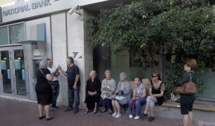 Гръцки пенсионери са се събрали пред банка в Атина