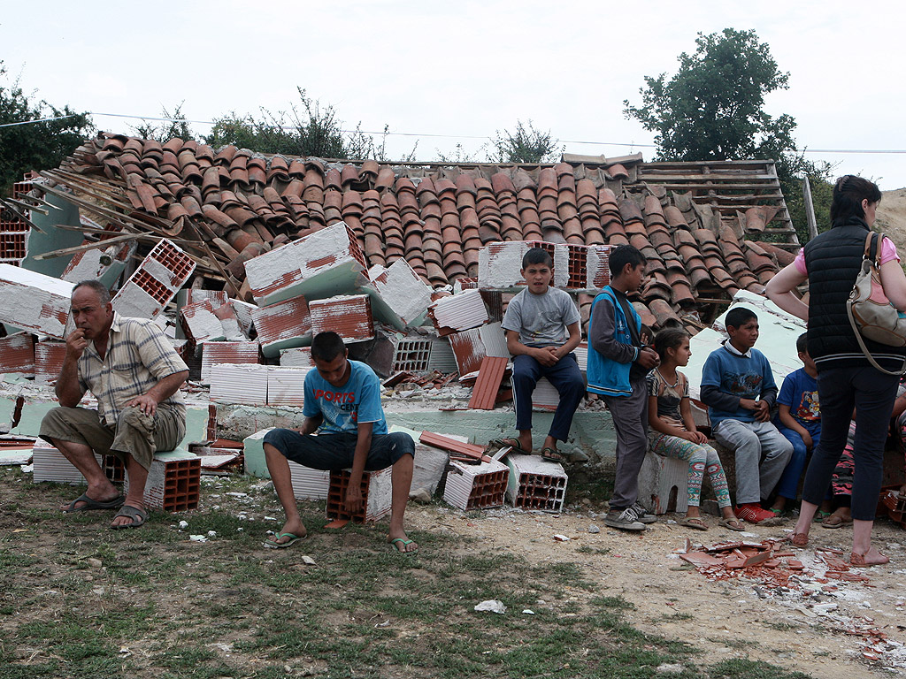 Бутнаха незаконни постройки в ромския квартал "Кремиковци" в Гърмен