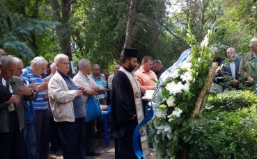 СНИМКИ: За първи път цял отбор на Левски почита Гунди и Котков