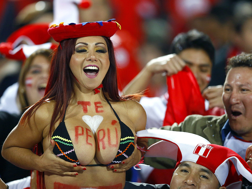 Фенове на Перу преди полуфиналния мач между Чили и Перу за Копа Америка 2015 в Сантяго, Чили.