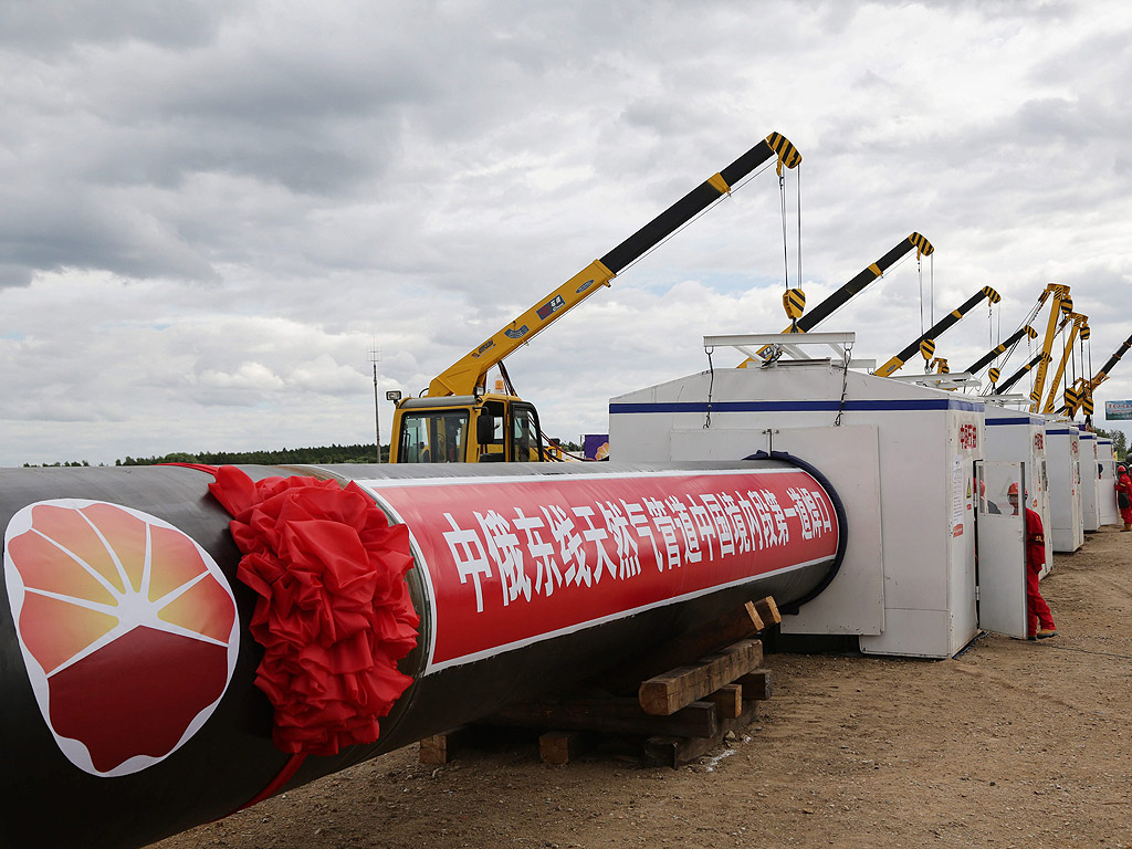 Старта на строителството на китайската секция от "източния маршрут" на газопровода "Силата на Сибир", в североизточна провинция на Китай Хъйлундзян. 3968-километров газопровод, започващ от руските газови находища в Западен Сибир до Шанхай, ще бъде завършен през 2018 и ще доставя 38 милиарда кубически метра, като не се изключва и възможност за увеличаване на доставките до 100 млрд. куб м. природен газ за Китай всяка година.