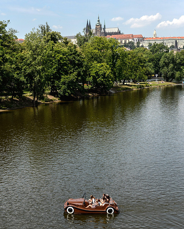 Хора се возят на лодки по река Вълтава в близост до средновековния Карловия мост, по време на топъл ден в Прага, Чехия. Метеоролозите прогнозират температури до 30 по Целзий в рамките на следващите дни