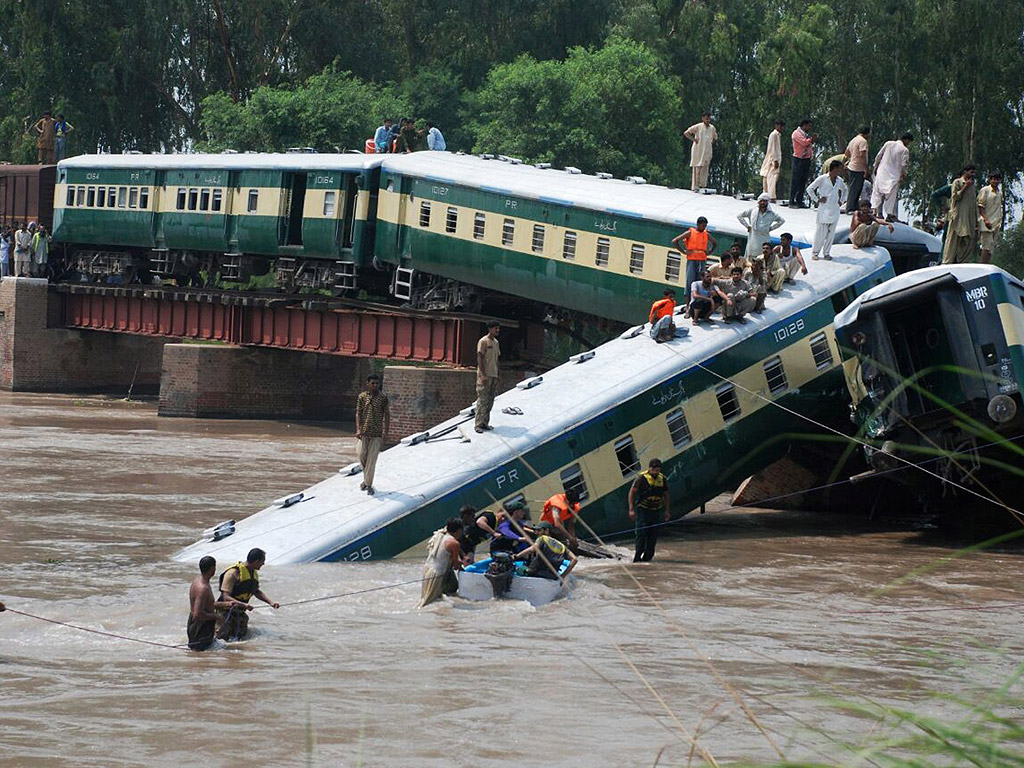Спасяване на пътниците след като един влак дерайлира на 80 км северно от Лахор, Пакистан. Според съобщения в местните медии пет души са убити и 200 ранени при инцидента