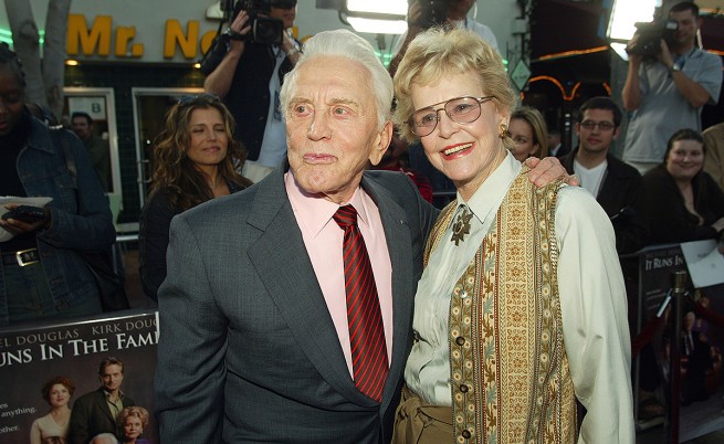 Кърк и Даяна Дъглас през април 2003 г.