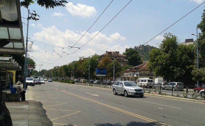 Скъсани тролейбусни жици повредиха 20 автомобила в Пловдив