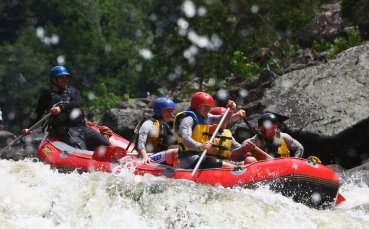 Хвърлиха “вълците“ в буйни води
