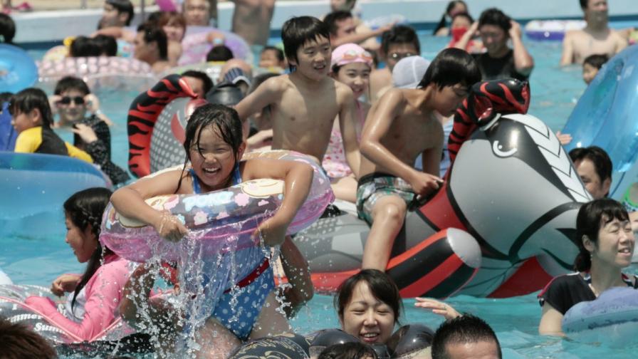 Японците потърсиха спасение от жегите в градските басейни