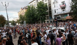 Протестиращи срещу главния прокурор Сотир Цацаров блокираха движението пред сградата на Съдебната палата в София