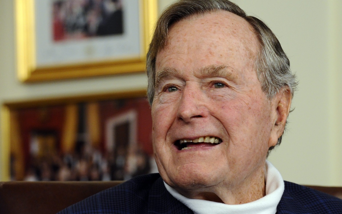 Джордж Буш-старши (1924-2018) - 41-ят президент на САЩ. Докато бе начело на САЩ рухна Берлинската стена. Името му се свързва и с операцията „Пустинна буря” през 1991 г. в Ирак.