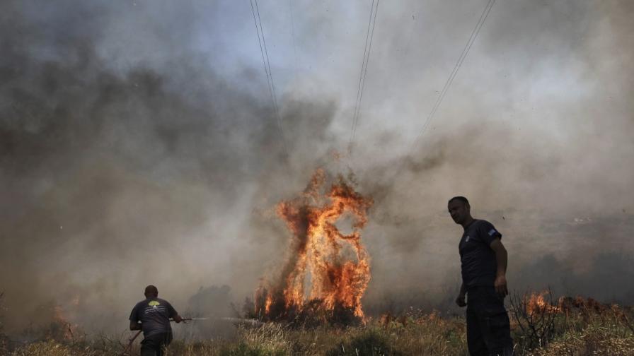 <p>Огнен ад в Гърция: Пожар в близост до резервоари с пропан (СНИМКИ)&nbsp;</p>