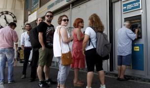 Опашка пред банкомат в Атина, Гърция