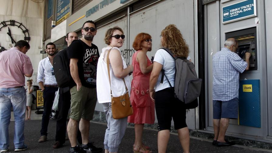 Опашка пред банкомат в Атина, Гърция