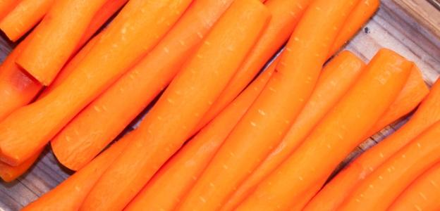 Жълто: Настържете няколко моркова в 2 чаши вода и варете 15 минути. Прецедете и добавете 2 супени лъжици бял оцет.