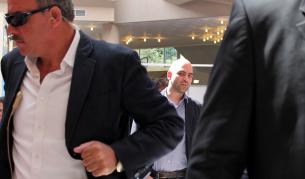 Роберто Савиано с охраната си на книжния панаир в Тирана, Албания, през май 2015 г.