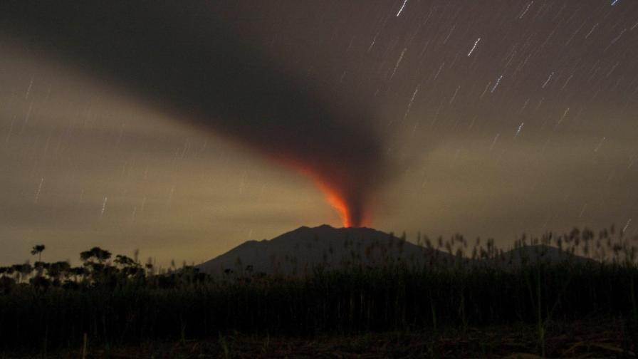 Летището на остров Бали беше затворено заради изригнал вулкан